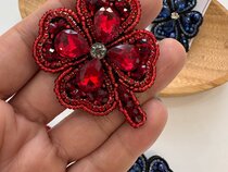 گل سینه اعلا نگینی قرمز و سرمه ای