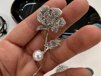گل سینه گل رز تک مروارید